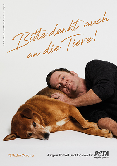 Jürgen Tonkel und Cosmo appellieren an die Menschen, unsere tierischen Begleiter während der Corona-Krise nicht zu vergessen. / Foto: Marc Rehbeck für PETA Deutschland